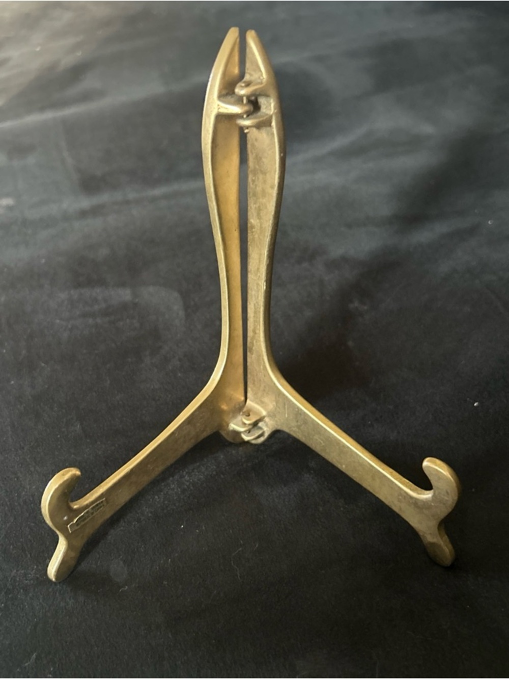 Brass plate and picture easel | Gold Accent Home Accent Mcm decor